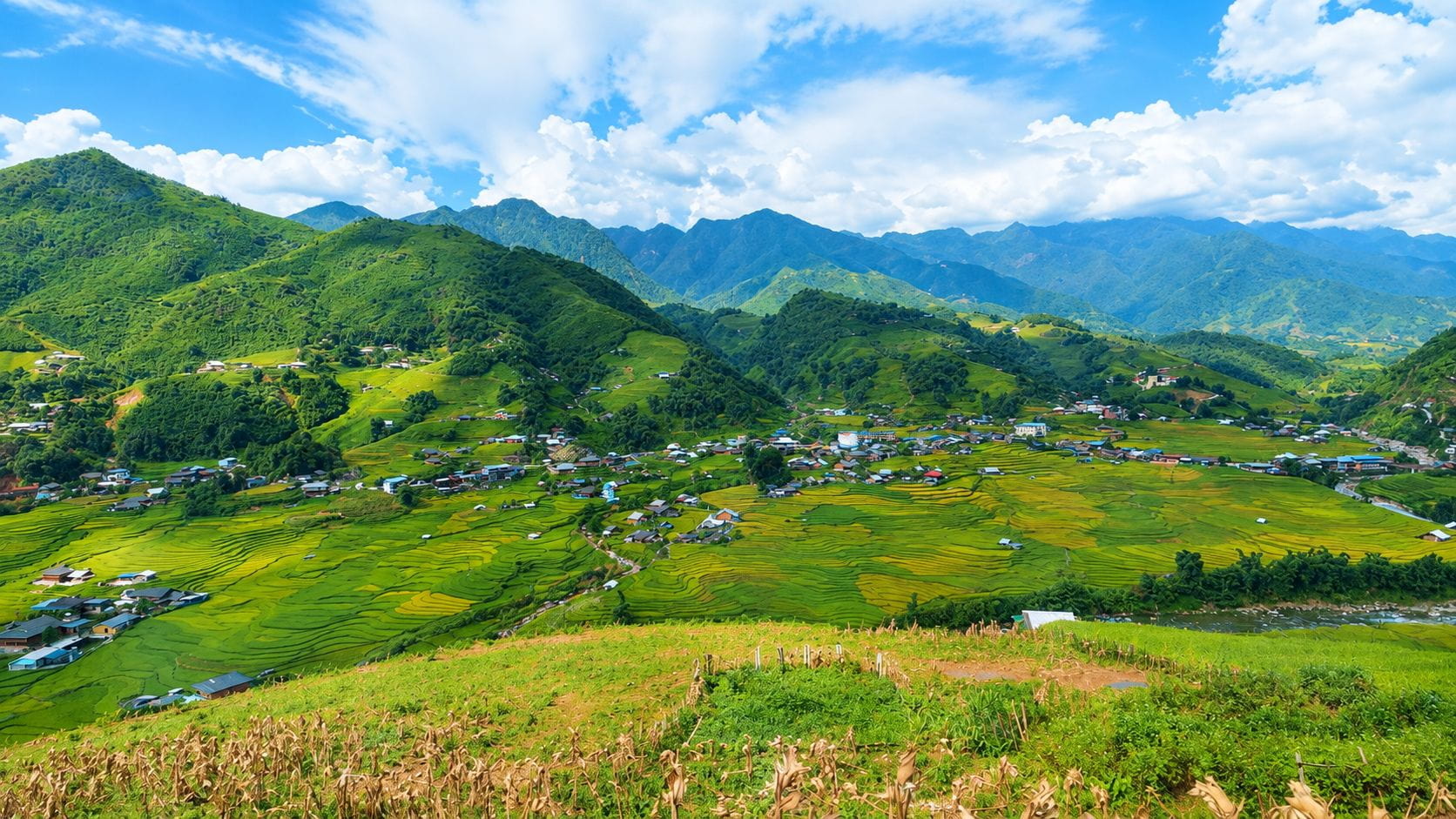 Ruong-bac-thang-giua-may-nui Hình ảnh cánh đồng ruộng bậc thang giữa núi rừng Tây Bắc